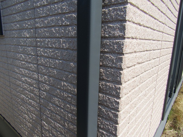 多彩色グラナートで塗装した外壁