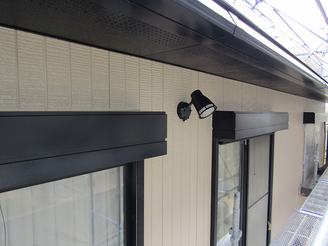 シャッターボックスやライトも塗装