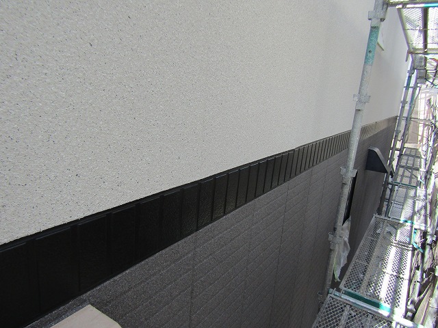 総社市のアパート、モアダンテで吹き付け塗装