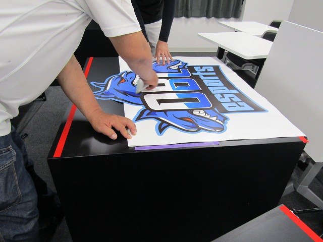 ステッカー貼り