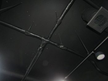 配管を黒で塗装