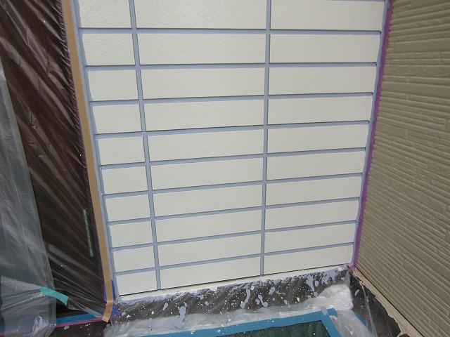 ダブルトーン塗装でタイル柄のサイディングを塗装