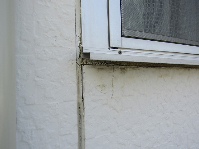 窓枠の割れたコーキング
