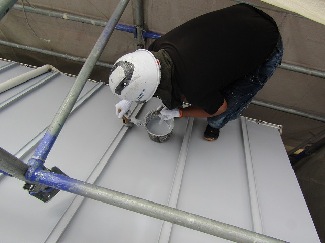 屋根の塗装、中塗り