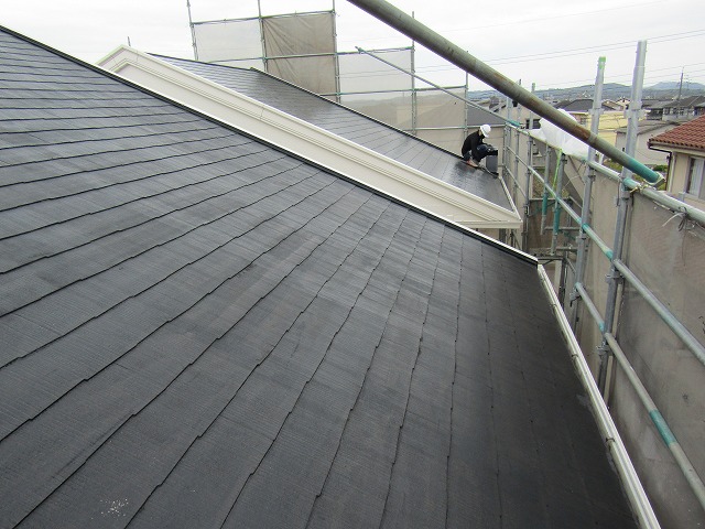 屋根の中塗り中