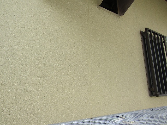 外壁をグラストで吹き付け