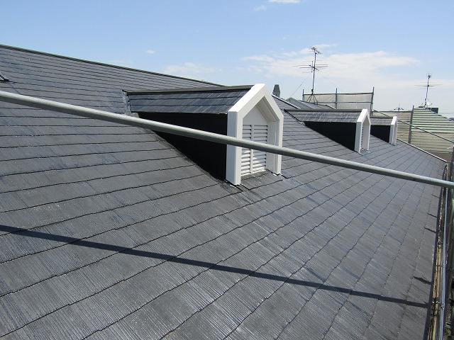 屋根の下塗りを塗装したところ