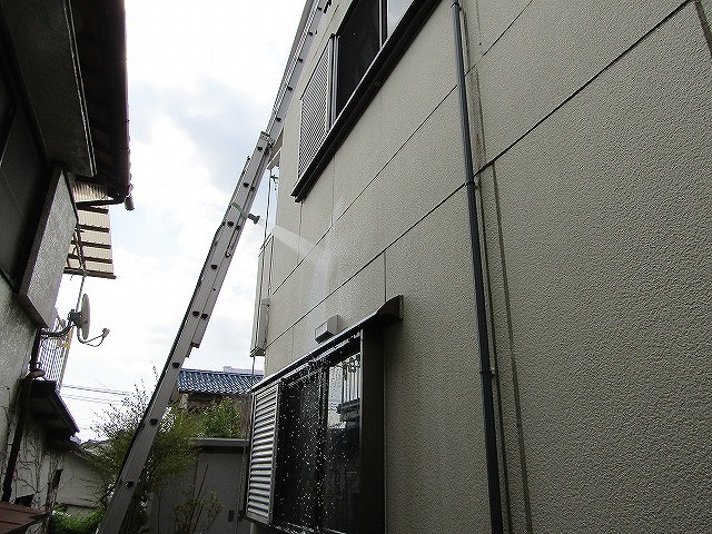 窓枠シーリングから雨漏り