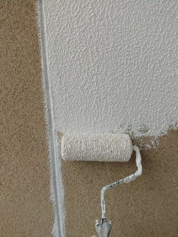 下塗り塗料で山上げをする