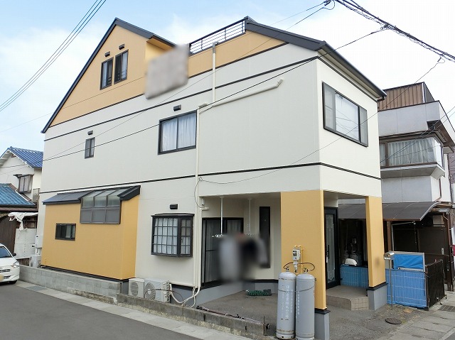 イエローとクリーム色の住宅