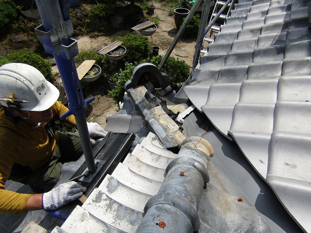 瓦を調整しながら載せる