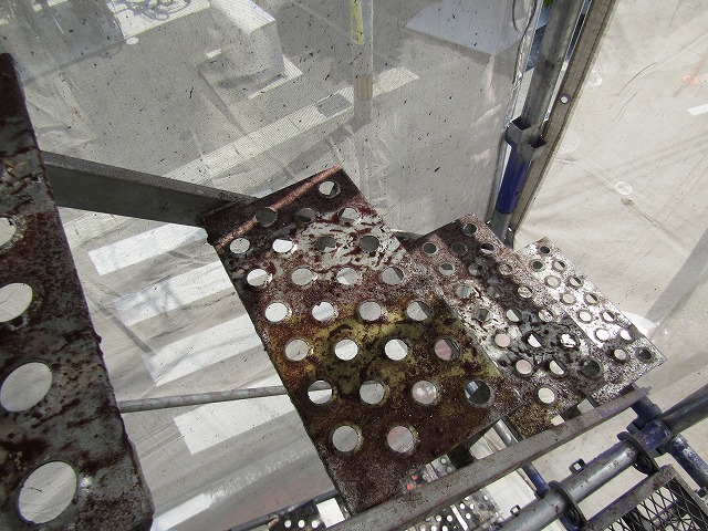 足場階段も汚れ