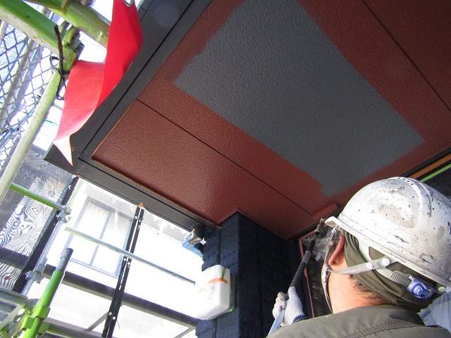 軒天の塗装　ボルドー赤茶色