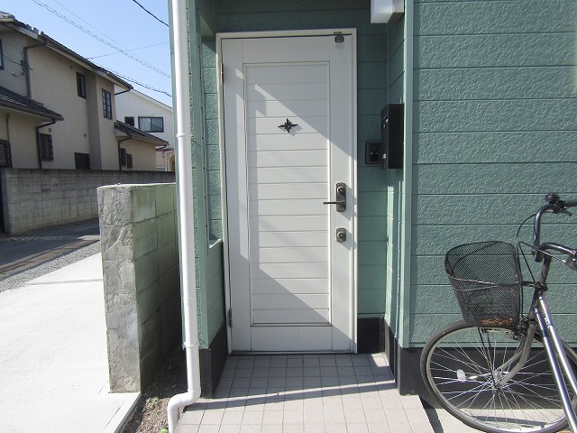 玄関回りも明るくなりました