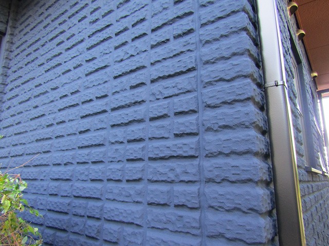 ネイビーの吹き付けたような外壁塗装