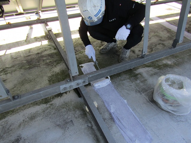 接着剤で絶縁シートを固定