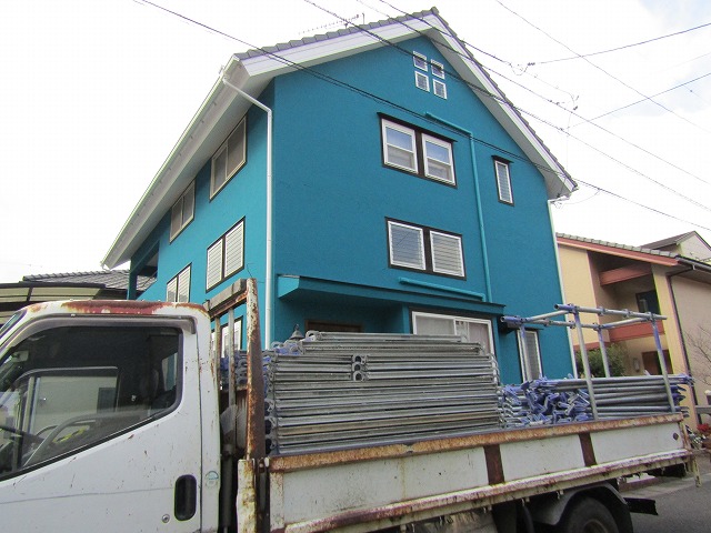 青色に塗装したお家