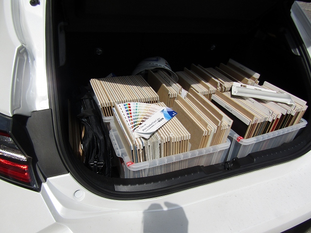 社長の車の中の見本板