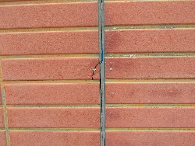 コーキングの切れと外壁のひび割れ