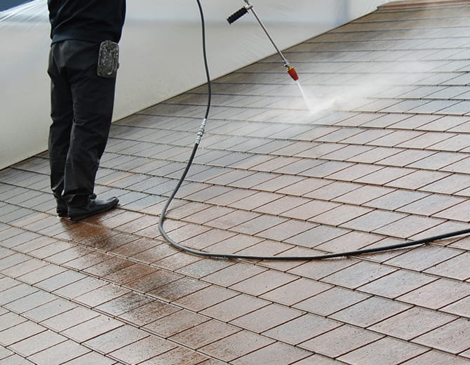 入念な洗浄作業