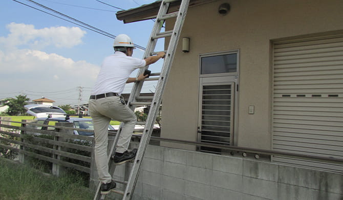 一級技能士の資格を持ったスタッフが在籍資格所有者がプロの目で診断・調査します。