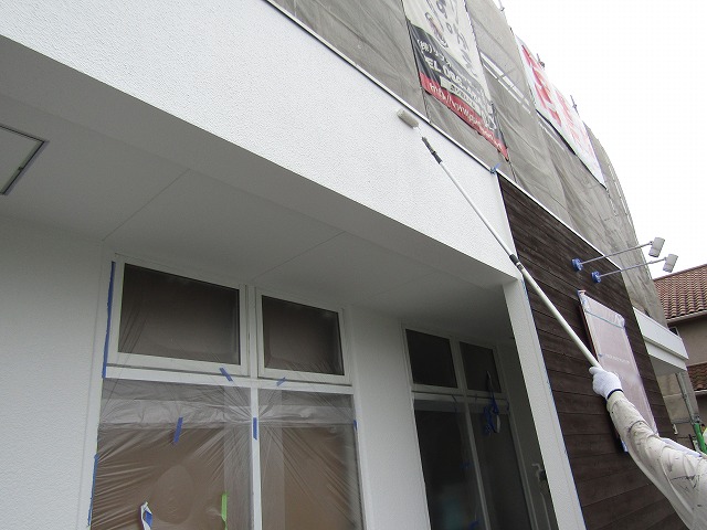 店舗正面の塗装