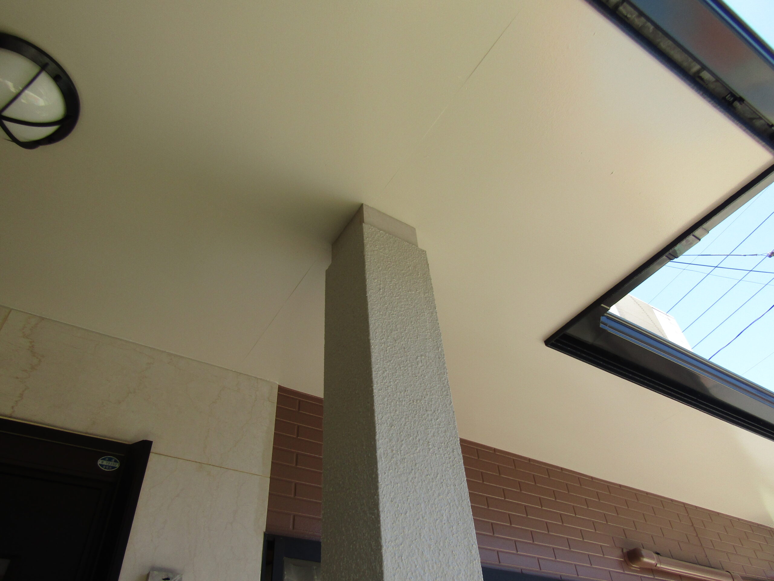 玄関軒天の塗装完成