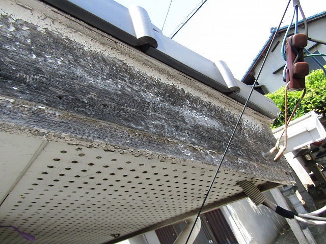 破風は木が傷んでいた