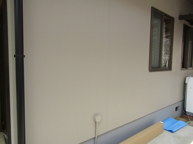 外壁はアウトレット塗料で塗装