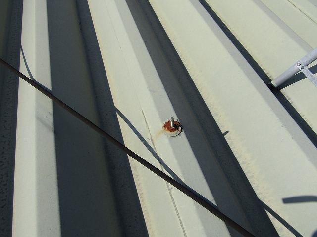 屋根のボルトのサビ