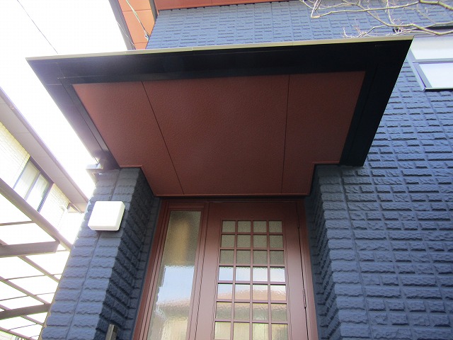 玄関天井もアクセントカラーで