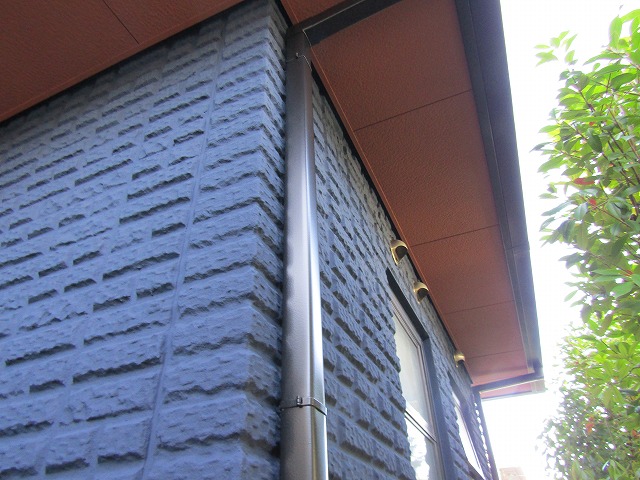 軒天もレンガ色（赤茶）