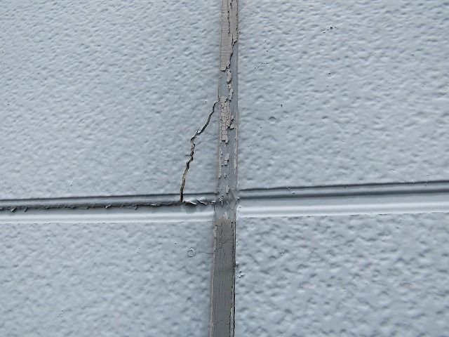 コーキングが切れてサイディングにひび割れ