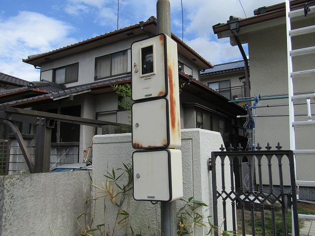 電気メーターと門塗装前