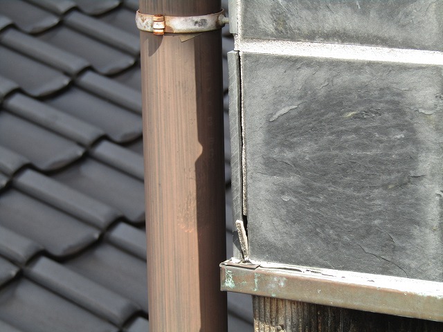 タイル目地が割れている