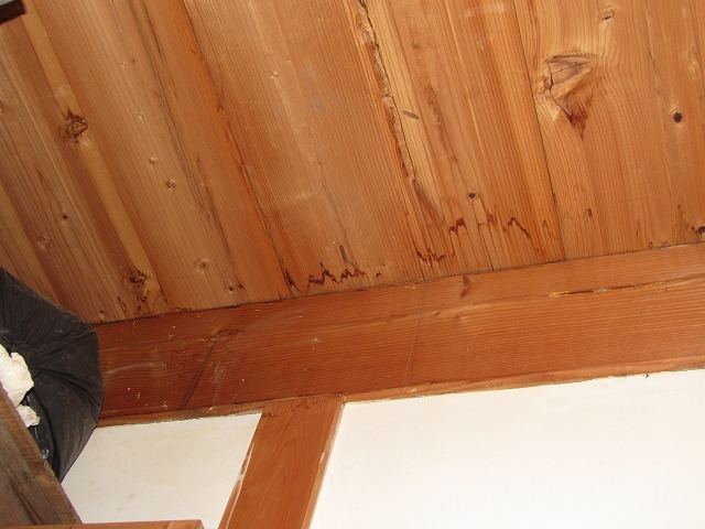 蔵の内部に雨漏りしている