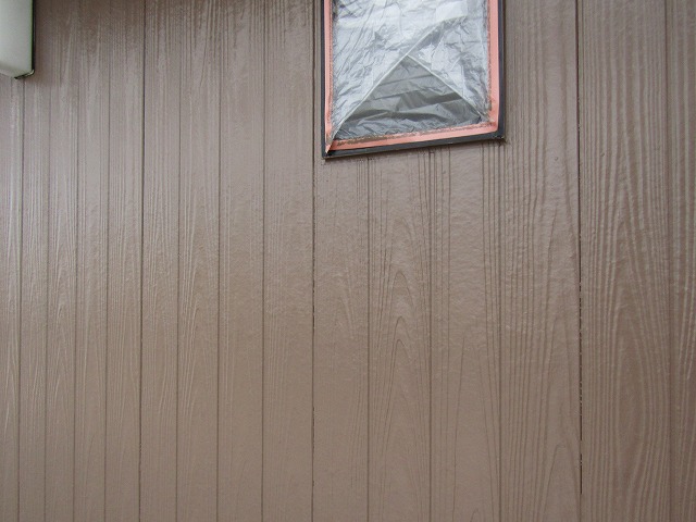 木目調サイディングに塗装