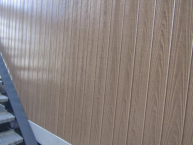 木目調のサイディング塗装後