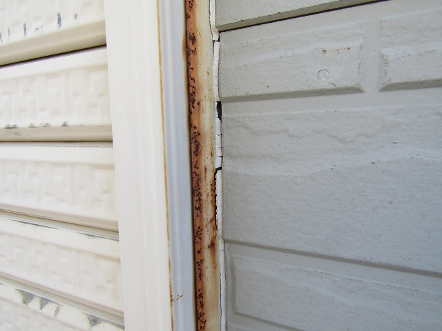 切れたコーキングとサビ