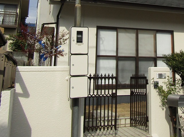 門と電気ボックスの塗装