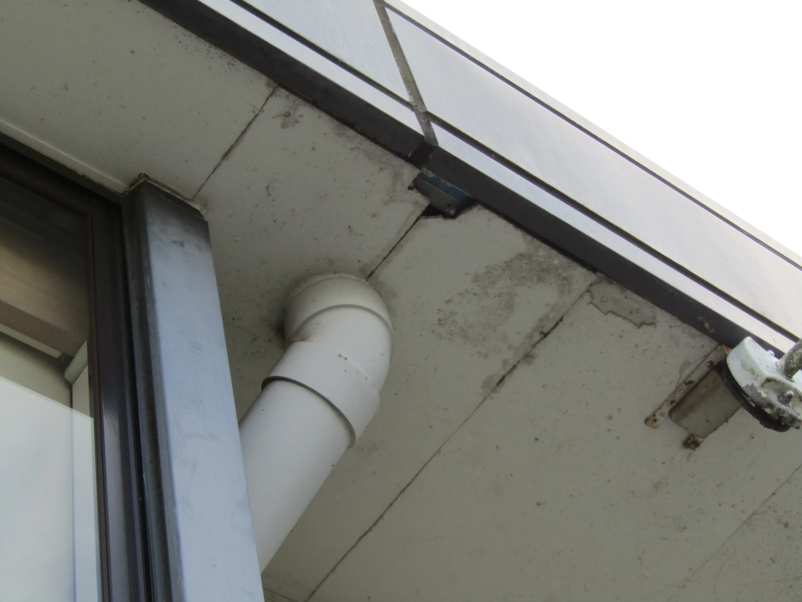 樋から雨漏りしている