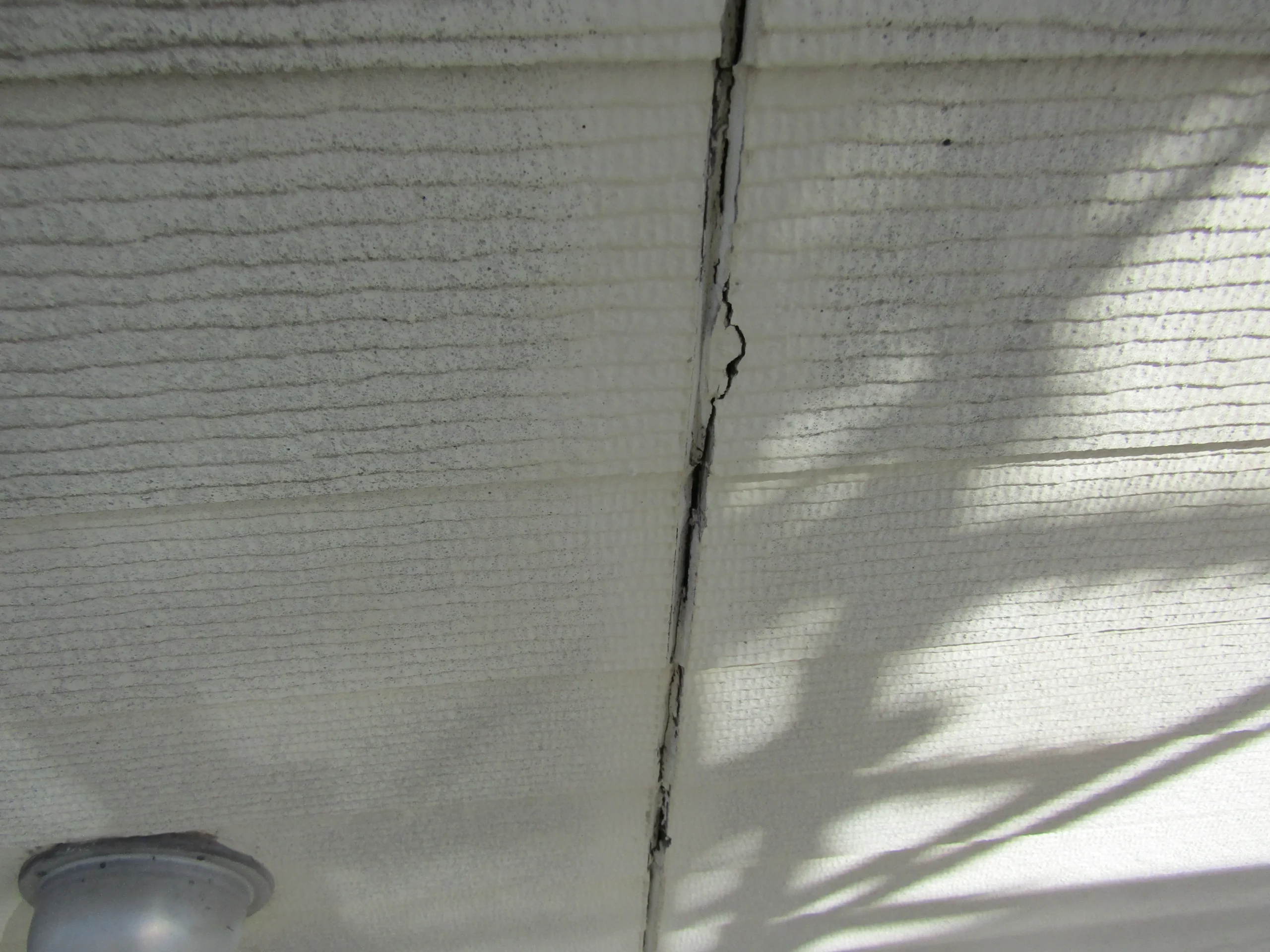 ウレタンコーキングが硬くなり外壁にひび割れが