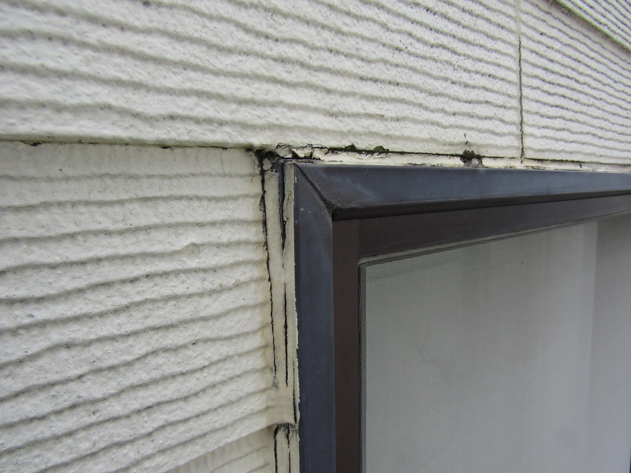 窓枠のコーキングも硬くなっていました