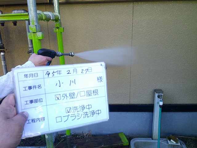 外壁の洗浄をしています。