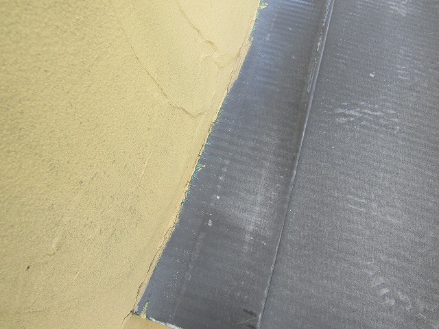 ひさしの上に養生テープ