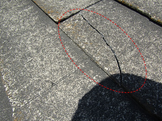 屋根材　スレートの割れ
