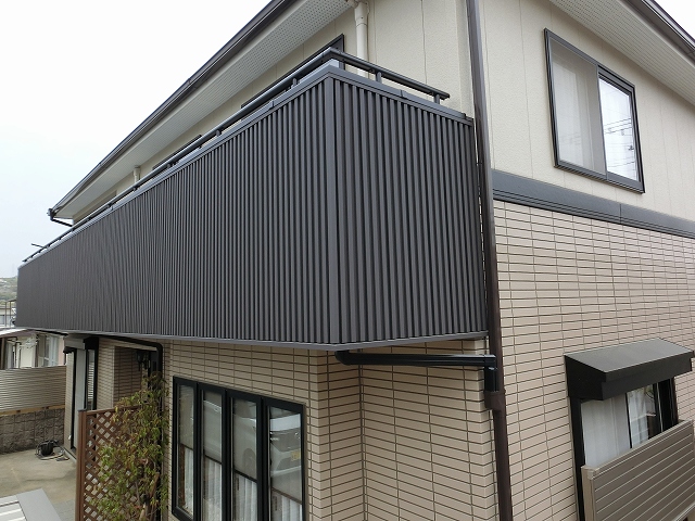 バルコニーの外壁はカバー工法で