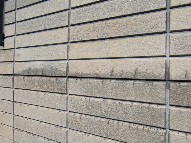 外壁に細かいひび割れ