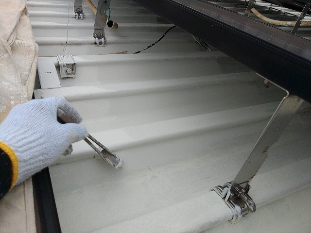 太陽光パネル裏　刷毛で塗装