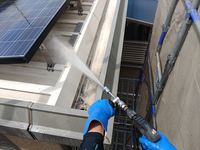 太陽光パネルの下の洗浄